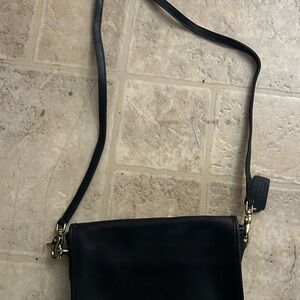 COACH Elegant Black Leather Shoulder Bag